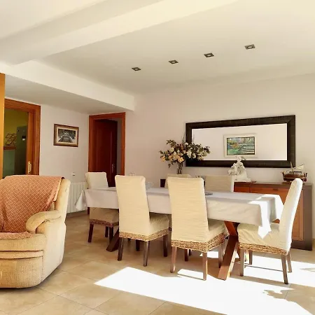 아파트 Large Floor With Communal Pool *