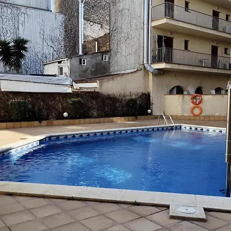 아파트 Large Floor With Communal Pool *